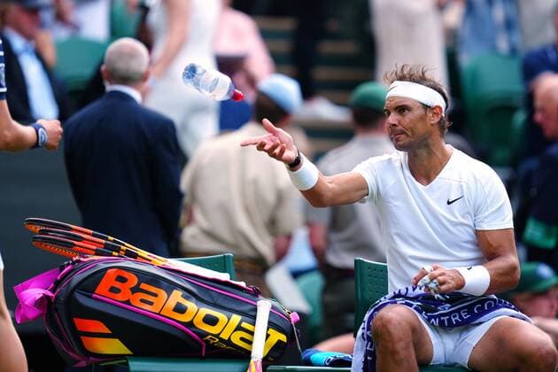 Sport Bilder des Tages Mandatory Credit: Photo by Javier Garcia Shutterstock (13002021iq) Rafael Nadal asks for water between games during his first round match Wimbledon Tennis Championships, Day 2, The All England Lawn Tennis and Croquet Club, London, UK - 28 Jun 2022 Wimbledon Tennis Championships, Day 2, The All England Lawn Tennis and Croquet Club, London, UK - 28 Jun 2022  Copyright: xJavierxGarcia Shutterstockx 13002021iq