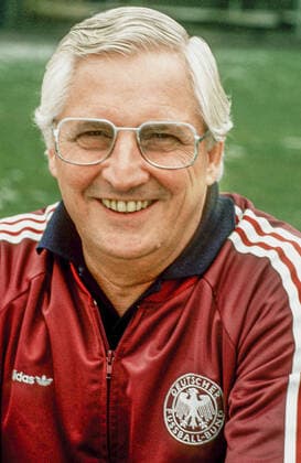 Ehemaliger Bundestrainer Jupp Derwall - hier am 16.02.1982 in Hannover Jupp Derwall *** Former national coach Jupp Derwall here on 16 02 1982 in Hannover Jupp Derwall