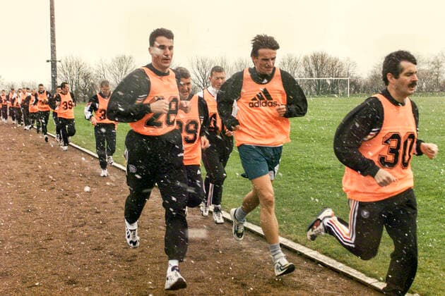 DFB Schiri Ausdauertest - hier im laufen - gesehen am 06.02.1999 beim NFV in Barsinghausen. *** DFB referee endurance test here in the run seen on 06 02 1999 with the NFV in Barsinghausen