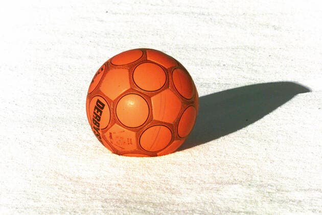 Rote Ball im Schnee im Hannover .96 Training. am 07.12.1998 *** Red ball in the snow in Hannover 96 training on 07 12 1998