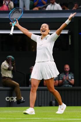 Sport Bilder des Tages Mandatory Credit: Photo by Javier Garcia Shutterstock (13002021os) Harmony Tan celebrates victory in her first round match Wimbledon Tennis Championships, Day 2, The All England Lawn Tennis and Croquet Club, London, UK - 28 Jun 2022 Wimbledon Tennis Championships, Day 2, The All England Lawn Tennis and Croquet Club, London, UK - 28 Jun 2022  Copyright: xJavierxGarcia Shutterstockx 13002021os