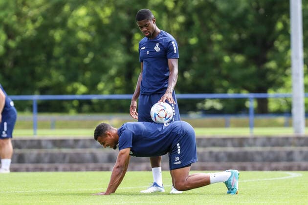 Sport Themen der Woche KW26 Sport Bilder des Tages Fussball, 3.Liga Saison 2022 2023 Training MSV Duisburg 28.06.2022, Trainingsgelände MSV Duisburg Marvin Ajani (MSV Duisburg, 20) und Leroy Kwadwo (MSV Duisburg, 5) Duisburg Trainingsgelände MSV Duisburg Nordrhein-Westfahlen Deutschland *** Sports, football, 3 league season 2022 2023 training MSV Duisburg 28 06 2022, training ground MSV Duisburg Marvin Ajani MSV Duisburg, 20 and Leroy Kwadwo MSV Duisburg, 5 Duisburg training ground MSV Duisburg Nordrhein Westfahlen Germany