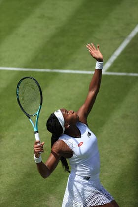 Tennis Wimbledon Tag 2 28. Juni 2022 Tennis Wimbledon Tag 2 Coco Gauff USA serviert während ihres Dameneinzelspiels in der 1. Runde gegen Elena Gabriela Ruse ROM Foto Simon Stacpoole Abseits London UK  Copyright: xSimonxStacpoolexOffside