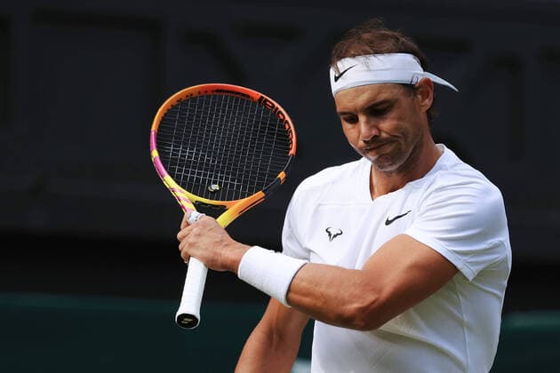 Tennis Wimbledon Tag 2 28. Juni 2022 Tennis Wimbledon Tag 2 Rafael Nadal ESP wirkt niedergeschlagen während seines Herreneinzelspiels in der 1. Runde gegen Francisco Cerundolo ARG Foto Simon Stacpoole Offside London UK  Copyright: xSimonxStacpoolexOffside