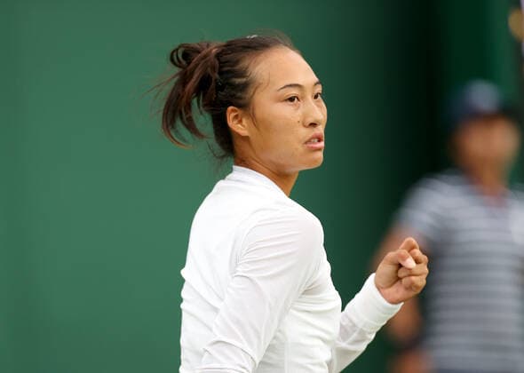 Sport Bilder des Tages (220629) -- LONDON, June 29, 2022 -- Zheng Qinwen celebrates scoring during the women s singles first round match between Zheng Qinwen of China and Sloane Stephens of the United States at Wimbledon Tennis Championship in London, Britain, on June 28, 2022. ) (SP)BRITAIN-LONDON-TENNIS-WIMBLEDON-DAY 2 LixYing 