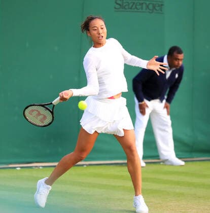 (220629) -- LONDON, June 29, 2022 -- Zheng Qinwen hits a return during the women s singles first round match between Zheng Qinwen of China and Sloane Stephens of the United States at Wimbledon Tennis Championship in London, Britain, on June 28, 2022. ) (SP)BRITAIN-LONDON-TENNIS-WIMBLEDON-DAY 2 LixYing 