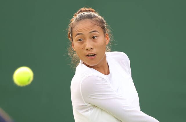 (220629) -- LONDON, June 29, 2022 -- Zheng Qinwen hits a return during the women s singles first round match between Zheng Qinwen of China and Sloane Stephens of the United States at Wimbledon Tennis Championship in London, Britain, on June 28, 2022. ) (SP)BRITAIN-LONDON-TENNIS-WIMBLEDON-DAY 2 LixYing 