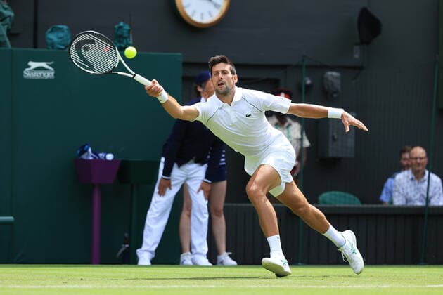 Tennis Wimbledon Tag 3 29. Juni 2022 Tennis Wimbledon Tag 3 Novak Djokovic SRB in Aktion während seines Herreneinzelspiels in der 2. Runde gegen Thanasi Kokkinakis AUS Foto Simon Stacpoole Offside London UK  Copyright: xSimonxStacpoolexOffside