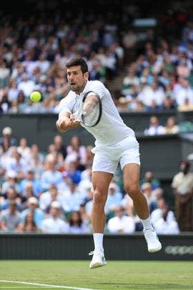 Tennis Wimbledon Tag 3 29. Juni 2022 Tennis Wimbledon Tag 3 Novak Djokovic SRB in Aktion während seines Herreneinzelspiels in der 2. Runde gegen Thanasi Kokkinakis AUS Foto Simon Stacpoole Offside London UK  Copyright: xSimonxStacpoolexOffside