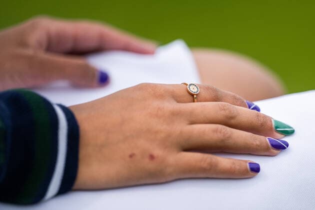 220629 The painted finger nails of a line umpire in a second round singles tennis match during day 3 of the Wimbledon on June 29, 2022 in London Photo Mathias Bergeld BILDBYRAN kod MB MB0414 tennis wimbledon day 3 bbeng,  Copyright: MATHIASxBERGELD BB220629MB047