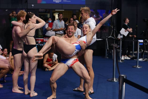 Sport Themen der Woche KW26 Sport Bilder des Tages (220629) -- BUDAPEST, June 29, 2022 -- Alexis Jandard (front L) Jade Gillet of France celebrate after the mixed 3m&10m team final of diving at the 19th FINA World Championships in Budapest, Hungary, June 29, 2022. ) (SP)HUNGARY-BUDAPEST-FINA WORLD CHAMPIONSHIPS-DIVING-MIXED 3M&10M TEAM ZhengxHuansong 