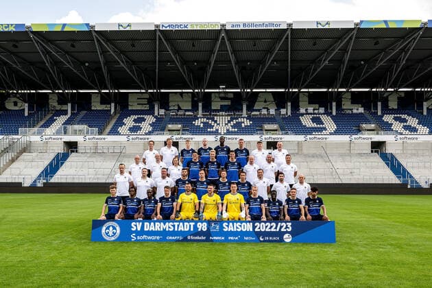 29 06 2022, xfux, football 2 Bundesliga, SV Darmstadt 98 photo appointment porträttermin 2022 23 xptt, emonline, emspor, v l hi row v li team doctor Dr Ingo Schwinnen, team doctor Dr Philip Jessen, Clemens Riedel, Thomas Mattias Poppler Isherwood, Patric Pfeiffer, Phillip Tietz, Coach Jonas Nietzel, Coach Michael Richter, 3 row from left Team doctor Dr Alexander Lesch, Physiotherapist Dirk Schmitt, Physiotherapist Katrin Herbig, Emir Karic, Magnus Warming, Mathias Honsak, Physiotherapist Sebastian Pommer, Coach Matthias Neumann, Team manager Michael Stegmayer, 2nd row from left Athletic Trainer Christopher Busse, Rehab Trainer Florian Bauer, Goalkeeper Trainer Dimo Wache, Klaus Gjasula, Jannik Mueller Müller, Tobias Kempe, Fabian Schnellhardt, Co Trainer Kai Peter Schmitz, Co Trainer Ovid Hajou, Trainer Torsten Lieberknecht, Front row from left Philipp Sonn, John Peter Sesay, Frank Ronstadt, Matthias Bader, Steve Kroll, Marcel Schuhen, Alexander Brunst, Fabian Holland, Braydon Manu, Marvin Mehlem, AndrŽ Andre Leipold DFL DFB REGULATIONS PROHIBIT ANY USE OF PHOTOGRAPHS as IMAGE SEQUENCES and or QUASI VIDEO Darmstadt