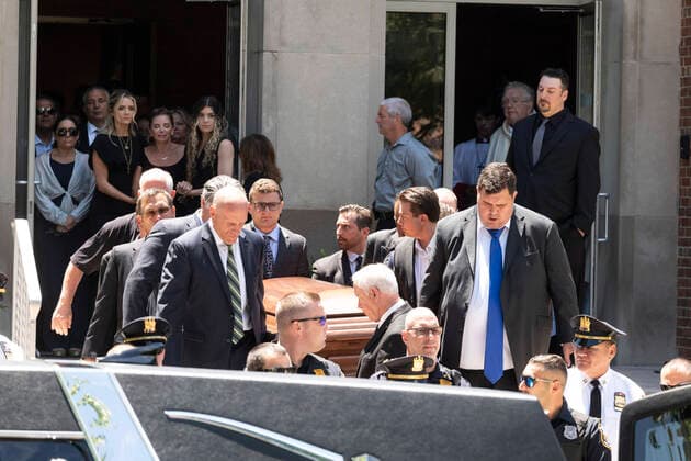 Sport Themen der Woche KW26 Sport Bilder des Tages June 29, 2022, Kenilworth, New Jersey, U.S: Family members of the late Tony Siragusa watch pall bearers carry his body to the hearse from his funeral services at St. Theresa Roman Catholic Church in Kenilworth, New Jersey Siragusa, a former NFL, American Football Herren, USA player for the Baltimore Ravens also known as Ã¢â‚¬oeGooseÃ¢â‚¬Â reportedly died suddenly at the age 55. Kenilworth U.S. - ZUMAp140 0161784741st Copyright: xBrianxBranchxPricex