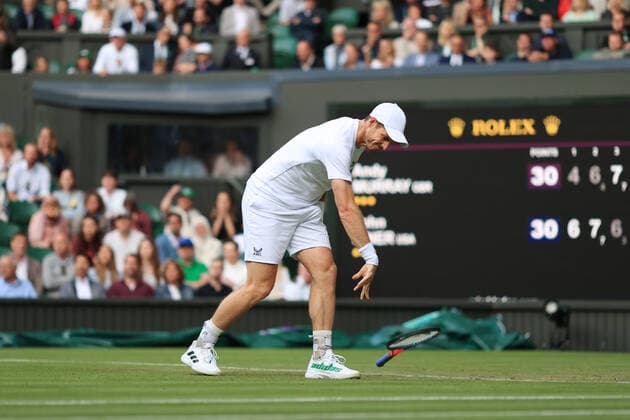Tennis Wimbledon Tag 3 29. Juni 2022 Tennis Wimbledon Tag 3 Andy Murray GBR wirft seinen Schläger während seines Herreneinzelspiels in der 2. Runde gegen John Isner USA wütend zu Boden Foto Simon Stacpoole Abseits London UK  Copyright: xSimonxStacpoolexOffside