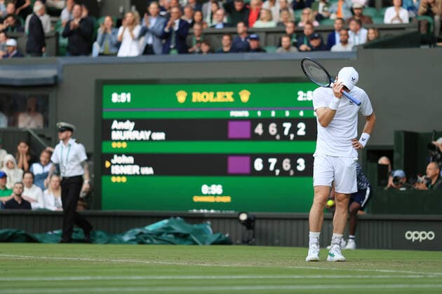 Tennis Wimbledon Tag 3 29. Juni 2022 Tennis Wimbledon Tag 3 Andy Murray GBR sieht niedergeschlagen aus, nachdem er seinen Aufschlag im 4. Satz während seines Herreneinzelspiels in der 2. Runde gegen John Isner USA verloren hat Foto Simon Stacpoole Offside London UK  Copyright: xSimonxStacpoolexOffside
