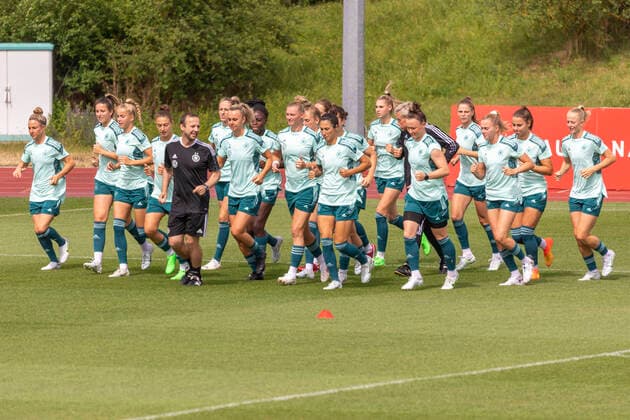 Reportage 27 06 2022 Last appointment before departure for the European Championship Open training of the womens national team at the training camp at adidas in Herzogenaurach The whole womens team at the running training warm-up Herzogenaurach Bavaria Germany