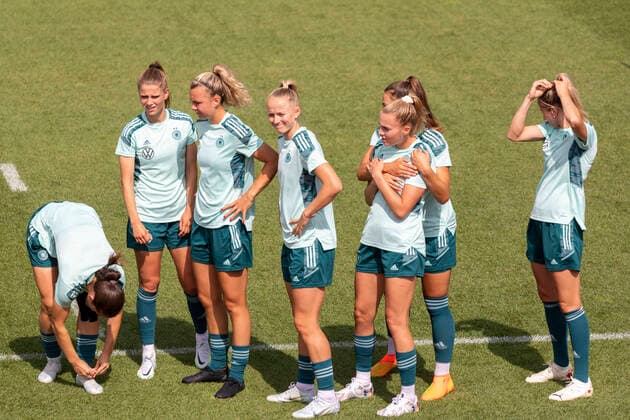 Reportage 27 06 2022 Last appointment before departure for the European Championship Open training of the womens national team at the training camp at adidas in Herzogenaurach The national women in a training break Herzogenaurach Bavaria Germany