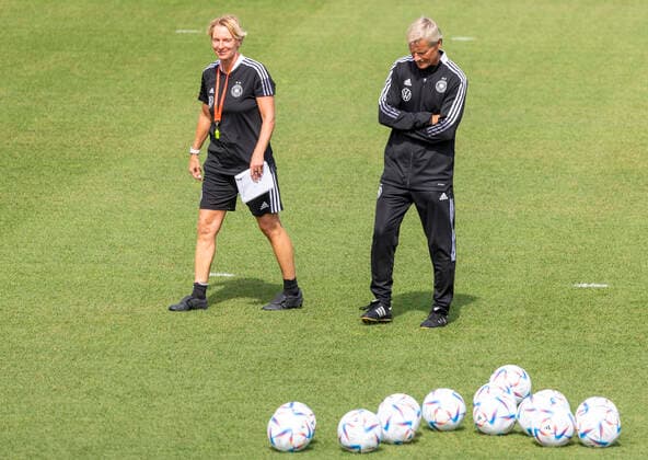 Reportage 27 06 2022 Last appointment before departure for the European Championship Open training of the womens national team at the training camp at adidas in Herzogenaurach DIe head coach national trainer Martina Voss Tecklenburg observes the training of the players Herzogenaurach Bavaria Germany