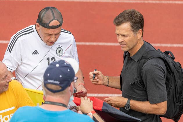 Reportage 27 06 2022 Last appointment before departure for the European Championship Open training of the womens national team at the training camp at adidas in Herzogenaurach Oliver Bierhoff signs autographs Herzogenaurach Bavaria Germany
