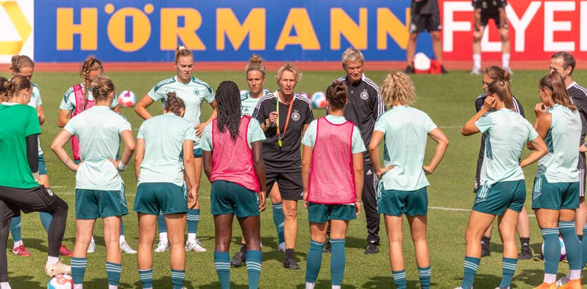 Reportage 27 06 2022 Last appointment before departure for the European Championship Open training of the womens national team at the training camp at adidas in Herzogenaurach Training discussions with national coach Martina Voss Tecklenburg Herzogenaurach Bavaria Germany