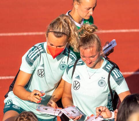 Reportage 27 06 2022 Last appointment before departure for the European Championship Open training of the womens national team at the adidas training camp in Herzogenaurach The national players took plenty of time to talk to fans and sign autographs Herzogenaurach Bavaria Germany