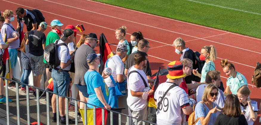 Reportage 27 06 2022 Last appointment before departure for the European Championship Open training of the womens national team at the adidas training camp in Herzogenaurach The national players took plenty of time to talk to fans and sign autographs Herzogenaurach Bavaria Germany