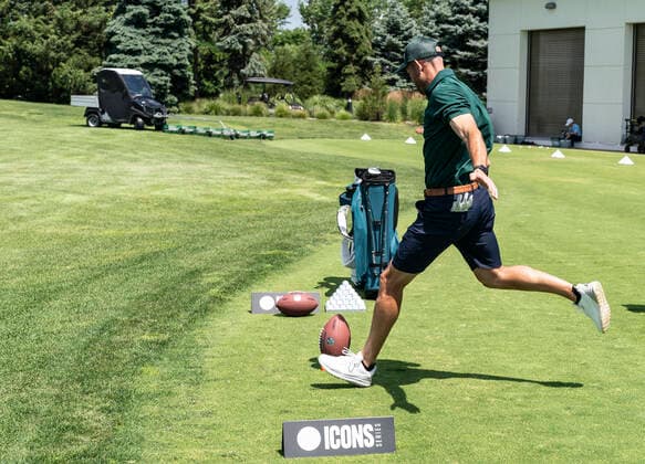 NY: Icons Series Inaugural Event & press conference, PK, Pressekonferenz Robbie Gould kicks American football during Icons Series Inaugural Event & Press Conference at Liberty National Golf Club Jersey City New Jersey United States Copyright: LevxRadin