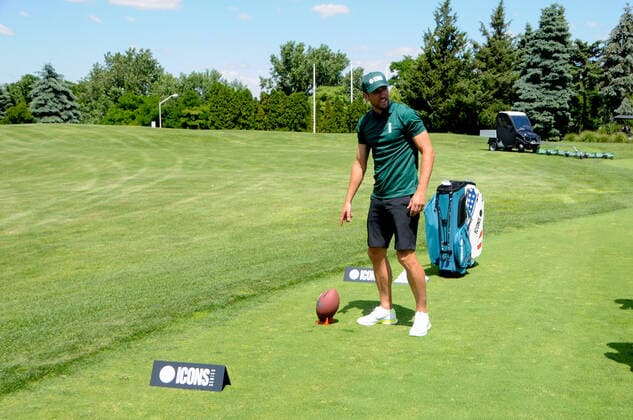 June 29, 2022, Jersey, NJ, United States: Soccer Star Harry Kane kicks an American football during a friendly ball-kicking competition at the Icons Series press conference, PK, Pressekonferenz Liberty National Golf Club, Jersey City. Jersey United States - ZUMAs197 0161810399st Copyright: xEfrenxLandaosx