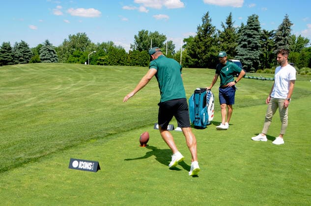 June 29, 2022, Jersey, NJ, United States: Soccer Star Harry Kane kicks an American football during a friendly ball-kicking competition at the Icons Series press conference, PK, Pressekonferenz Liberty National Golf Club, Jersey City. Jersey United States - ZUMAs197 0161810477st Copyright: xEfrenxLandaosx