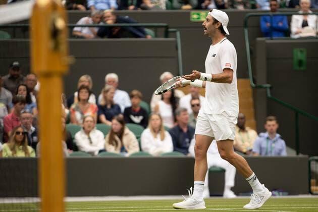 Mandatory Credit: Photo by Ella Ling Shutterstock (13010730t) Jordan Thompson questions the umpire during his second round match Wimbledon Tennis Championships, Day 4, The All England Lawn Tennis and Croquet Club, London, UK - 30 Jun 2022 Wimbledon Tennis Championships, Day 4, The All England Lawn Tennis and Croquet Club, London, UK - 30 Jun 2022  Copyright: xEllaxLing Shutterstockx 13010730t