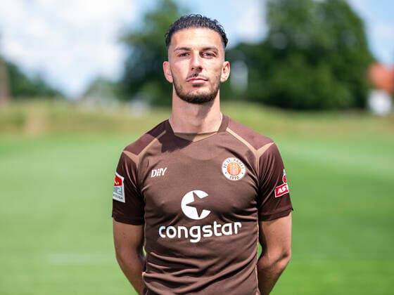 Leart Paqarada St Pauli 28 06 22, Hamburg, FC St Pauli Mediaday, Football, GER, season 2022 2023, 2 Bundesliga, pre-season, team photo and portrait appointment DFL REGULATES PROHIBIT ANY USE OF PHOTOGRAPHS as IMAGE SEQUENCES and or QUASI VIDEO Â