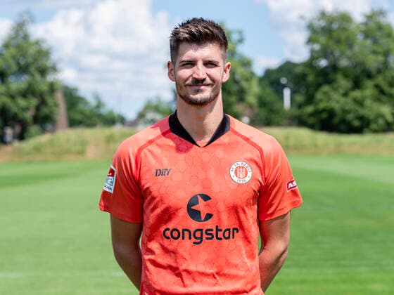 TW Nikola Vasilj (St.Pauli) 28.06.22, Hamburg, FC St.Pauli Mediaday, Fussball, GER, Saison 2022 2023, 2. Bundesliga, Portraittermin DFL REGULATIONS PROHIBIT ANY USE OF PHOTOGRAPHS as IMAGE SEQUENCES and or QUASI-VIDEO. Â *** TW Nikola Vasilj St Pauli 28 06 22, Hamburg, FC St Pauli Mediaday, Football, GER, season 2022 2023, 2 Bundesliga, pre-season, team photo and portrait appointment DFL REGULATES PROHIBIT ANY USE OF PHOTOGRAPHS as IMAGE SEQUENCES and or QUASI VIDEO Â