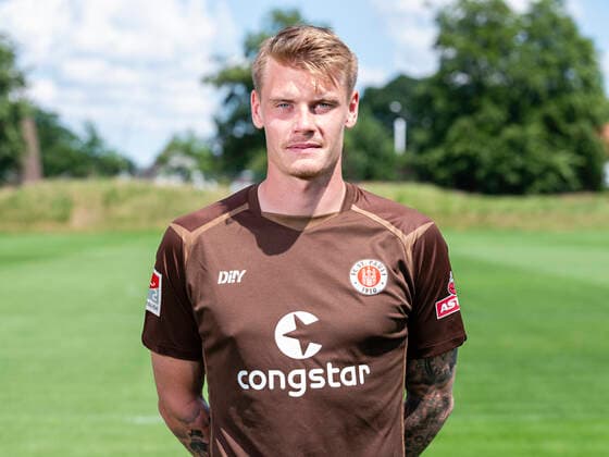 Eric Smith St Pauli 28 06 22, Hamburg, FC St Pauli Mediaday, Football, GER, season 2022 2023, 2 Bundesliga, pre-season, team photo and portrait appointment DFL REGULATES PROHIBIT ANY USE OF PHOTOGRAPHS as IMAGE SEQUENCES and or QUASI VIDEO Â