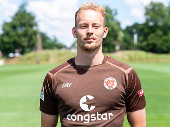 Carlo Boukhalfa St Pauli 28 06 22, Hamburg, FC St Pauli Mediaday, Football, GER, Saison 2022 2023, 2 Bundesliga, Saisonvorbereitung, Portraittermin DFL REGULATIONS PROHIBIT ANY USE OF PHOTOGRAPHS as IMAGE SEQUENCES and or QUASI VIDEO Â