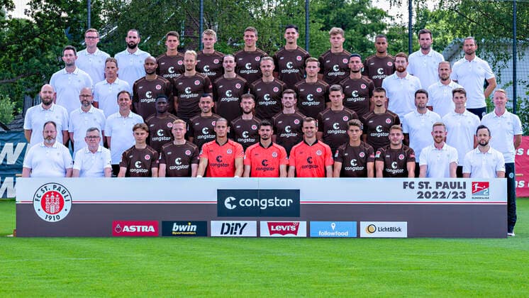 Back row f l Physiotherapist Dominik Körner St Pauli , Physiotherapist Frederik Bokelmann St Pauli , Luca Milan Zander St Pauli , Eric Smith St Pauli , Jakov Medic St Pauli , Igor Matanovic St Pauli , David Nemeth St Pauli , Etienne Amenyido St Pauli , Game analyst Ole Marschall St Pauli , Osteopath Florian Lechner St Pauli 3 row f l Physiotherapist Alexander Blase St Pauli , Physiotherapist James Morgan St Pauli , Christopher Avevor St Pauli , Carlo Boukhalfa St Pauli , Jackson Irvine St Pauli , Lukas Daschner St Pauli , Johannes Eggestein St Pauli , Leart Paqarada St Pauli , Team manager Jonas Wömmel St Pauli , Goalkeeper coach Marco Knoop St Pauli 2 row v l Witness Thorge Düwer St Pauli , Team doctor Dr Sebastian Schneider St Pauli , Team doctor Dr Volker Carrero St Pauli , Afeez Aremu St Pauli , Manolis Saliakas St Pauli , Marcel Hartel St Pauli , Connor Metcalfe St Pauli , Marcel Beifus St Pauli , Adam Dzwigata St Pauli , Co coach Fabian Hürzeler St Pauli , Co coach Loic Favà St Pauli , Coach Timo Schultz St Pauli 1 row v l Witness Andreas Kreft St Pauli , Witness Siegmar Krahl St Pauli , Niklas Jessen St Pauli , Jannes Wieckhoff St Pauli , TW Dennis Smarsch St Pauli , TW Nikola Vasilj St Pauli , TW Sören Ahlers St Pauli , Franz Roggow St Pauli , Lars Ritzka St Pauli , Athletic Trainer Christoph Hainc Scheller St Pauli , Athletic Trainer Karim Rashwan St Pauli 28 06 22, Hamburg, FC St Pauli Mediaday, Fussball, GER, Saison 2022 2023, 2 Bundesliga, Saisonvorbereitung, Mannschaftsfoto und Portraittermin DFL REGULATIONS PROHIBIT ANY USE OF PHOTOGRAPHS as IMAGE SEQUENCES and or QUASI VIDEO Â