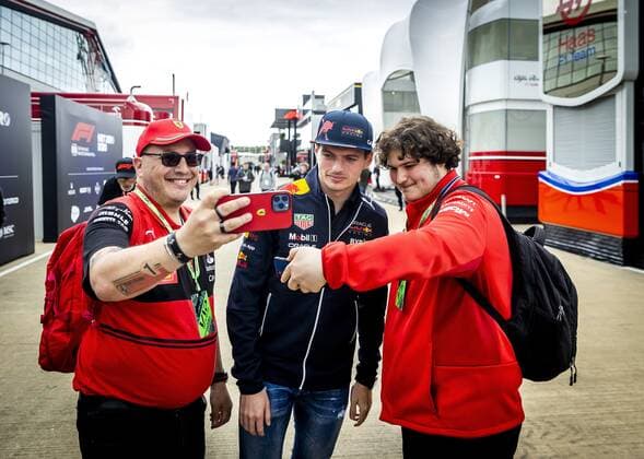 NORTHAMPTON Max Verstappen Oracle Red Bull Racing poses for a photo with fans at the Silverstone circuit ahead of the Great Britain Grand Prix REMKO DE WAAL Event Name F1 Grand Prix of Great Britain Previews 2022 xVIxANPxSportx xxANPxRemkoxdexWaalxIVx 451166139 originalFilename: 451166139.jpg