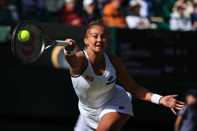 Tennis Wimbledon Tag 4 30. Juni 2022 Tennis Wimbledon Tag 4 Lesley Pattinama Kerkhove NED in Aktion gegen Iga Swiatek POL während ihres Dameneinzelspiels in der zweiten Runde Foto Simon Stacpoole Offside London UK  Copyright: xSimonxStacpoolexOffside