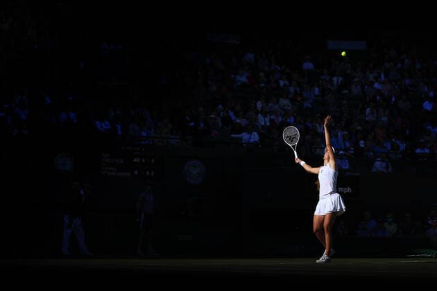 Tennis Wimbledon Tag 4 30. Juni 2022 Tennis Wimbledon Tag 4 Iga Swiatek POL wirft den Ball zum Aufschlag zu Lesley Pattinama Kerkhove NED während ihres Dameneinzelspiels in der zweiten Runde Foto Simon Stacpoole Offside London UK  Copyright: xSimonxStacpoolexOffside