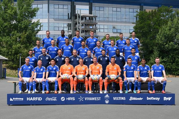 FC Schalke 04 1 BL, portrait date 2022 2023, team photo Top row from left to right Sebastian Polter, Ibrahima Cisse, Simon Terodde, Marius Bülter, Blendi Idrizi, Tom Krauß, Tom Krauss, Leo Greiml Second row from left to right Dominick Drexler, Henning Matriciani, Malick Thiaw, Kerim Calhanoglu, Thomas Ouwejan, Florian Flick, Marvin Pieringer Third row from left to right Danny Latza, goalkeeping coach Simon Henzler, Co-coach Beniamino Molinari, Co-coach Mike Büskens, Coach Frank Kramer, Co-coach Matthias Kreutzer, Gerald Asamoah, Victor Palsson Bottom row from left to right Marius Lode, Florent Mollet, Dong gyeong Lee, Goalkeeper Justin Heekeren, Goalkeeper Alexander Schwolow, Goalkeeper Ralf Fährmann, Goalkeeper Michael Langer, Mehmet Can Aydin, Rodrigo Zalazar, Tobias Mohr Gelsenkirchen Nordrhein Westfalen Germany Team2