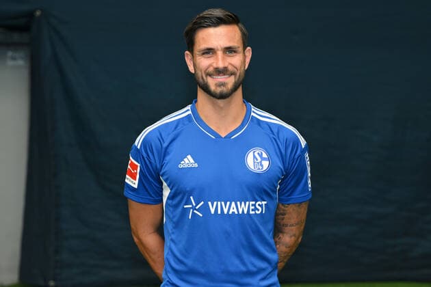 Danny Latza FC Schalke 04 1 BL, portrait date 2022 2023 Gelsenkirchen North Rhine Westphalia Germany Team2