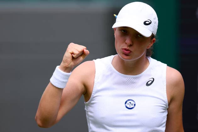 Sport Bilder des Tages 30th June 2022, All England Lawn Tennis and Croquet Club, London, England; Wimbledon Tennis tournament; Iga Swiatek celebrates winning the first set against Lesley Pattinama Kerkhove in the ladies singles  ActionPlus12403288 ShaunxBrooks