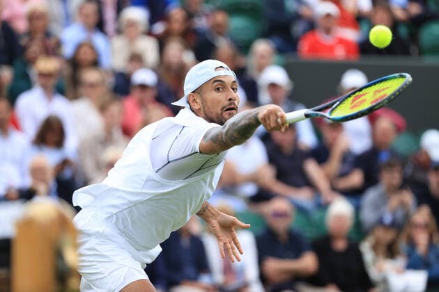 Tennis Wimbledon Tag 4 30. Juni 2022 Tennis Wimbledon Tag 4 Nick Kyrgios AUS streckt sich nach dem Ball während seines Herreneinzelspiels in der 2. Runde gegen Filip Krajinovic SRB Foto Simon Stacpoole Offside London UK  Copyright: xSimonxStacpoolexOffside