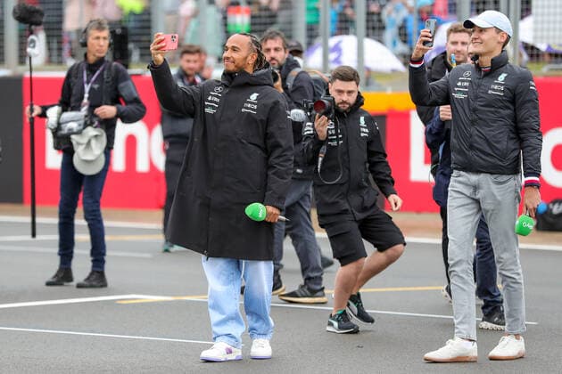 FORMULA 1 LENOVO BRITISH GRAND PRIX 2022, 30 2022 Lewis Hamilton 44 (GBR), Mercedes AMG Petronas W13 and George Russell 63 (GBR), Mercedes W13 selfies portrait with fans and media interview during the FORMULA 1 LENOVO BRITISH GRAND PRIX at Silverstone Circuit, Silverstone, United Kingdom on 30 June 2022 Editorial Use Only Copyright: xPhilxDuncanx ESM-0553-0006