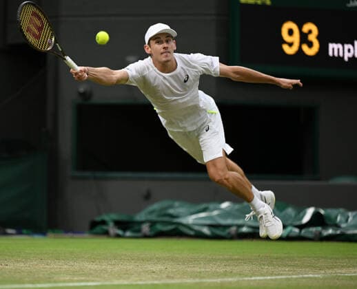 Sport Bilder des Tages Championships - Week One - Day Two (Thursday) - All England Lawn Tennis Club, Wimbledon - Thursday 30th June 2022 Alex De Minaur v Jack Draper Alex De Minaur 