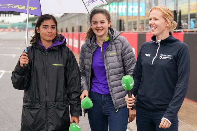 FORMULA 1 LENOVO BRITISH GRAND PRIX 2022, 30 06 2022 Jamie Chadwick W Series Abbi Pulling and Alice Powell during the FORMULA 1 LENOVO BRITISH GRAND PRIX at Silverstone Circuit, Silverstone, United Kingdom on 30 June 2022 Editorial Use Only Copyright: xEleanorxHoadx ESM-0557-0054