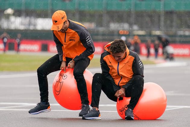 Sport Bilder des Tages FORMULA 1 LENOVO BRITISH GRAND PRIX 2022, 30 06 2022 Lando Norris on a space hopper, porpoising with Daniel Ricciardo during the FORMULA 1 LENOVO BRITISH GRAND PRIX at Silverstone Circuit, Silverstone, United Kingdom on 30 June 2022 Editorial Use Only Copyright: xEleanorxHoadx ESM-0557-0069