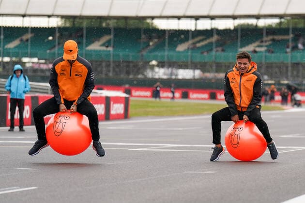 FORMULA 1 LENOVO BRITISH GRAND PRIX 2022, 30 06 2022 Lando Norris on a space hopper, porpoising with Daniel Ricciardo during the FORMULA 1 LENOVO BRITISH GRAND PRIX at Silverstone Circuit, Silverstone, United Kingdom on 30 June 2022 Editorial Use Only Copyright: xEleanorxHoadx ESM-0557-0070
