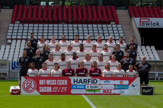 30 06 2022 ,Rot Weiss Essen, team photo, long shot, presentation, press date 2022 2023, 3 Liga Top row, f l n r Fabio Audia Rot Weiss Essen , Björn Rother Rot Weiss Essen , Meiko Sponsel Rot Weiss Essen , Simon Engelmann Rot Weiss Essen , Yannick Langesberg Rot Weiss Essen , Felix Bastians Rot Weiss Essen , Fabian Rüth Rot Weiss Essen , Felix Schlüsselburg Rot Weiss Essen , Jose Enrique Rios Alonso Rot Weiss Essen , Max von Gehlen Pysiotherapeut Rot Weiss Essen Middle row, f l n r Manuel Lenz Goalkeeper Coach Rot Weiss Essen , Sven Linnemann Athletics Coach Rot Weiss Essen , Ron Berlinski Rot Weiss Essen , Felix Herzenbruch Rot Weiss Essen , Daniel Heber Rot Weiss Essen , Niklas Tarnat Rot Weiss Essen , Michel Niemeyer Rot Weiss Essen , Carsten Wolters Co coach Rot Weiss Essen , Andreas Ganzinger coach Rot Weiss Essen Bottom row, f l n r Christoph Dabrowski head coach Rot Weiss Essen , Lars Fleischer Co coach Rot Weiss Essen , Timur Mehmet Kesim Rot Weiss Essen , Isaiah Young Rot Weiss Essen , Mustafa Kourouma Rot Weiss Essen , Cedric Harenbrock Rot Weiss Essen , Erolind Krasniqi Rot Weiss Essen , Luca Dürholtz Rot Weiss Essen , Alexander Dolls Physiotherapist Rot Weiss Essen , Peter Sommer Supervisor Rot Weiss Essen Sitting, f l n r Aurel Loubongo Rot Weiss Essen , Thomas Eisfeld Rot Weiss Essen , Sandro Plechaty Rot Weiss Essen , Felix Wienand Rot Weiss Essen , Jakob Golz Rot Weiss Essen , Raphael Koczor Rot Weiss Essen , Oguzhan Kefkir Rot Weiss Essen , Nico Haiduk Rot Weiss Essen , Kevin Holzweiler Rot Weiss Essen