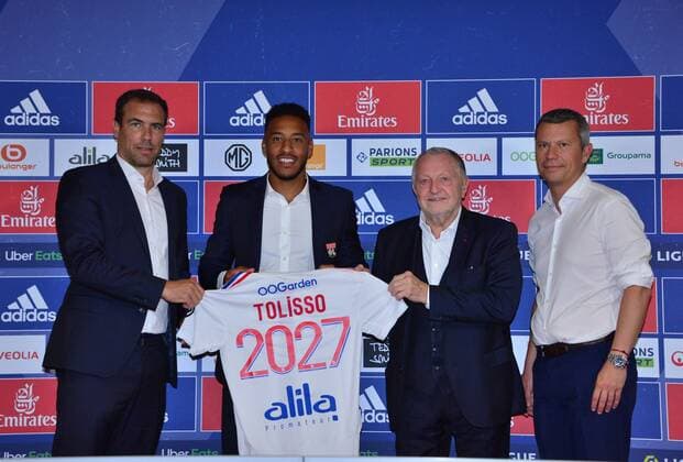Sport Themen der Woche KW26 Sport Bilder des Tages Benoit Cheyrou avec Corentin Tolisso et Jean-Michel Aulas (pÃ sident ol) avec Vincent Ponsot FOOTBALL: Corentin Tolisso nouvel recrue de l Olympique Lyonnais - Ligue 1 - 01 07 2022 FredericChambert Panoramic 