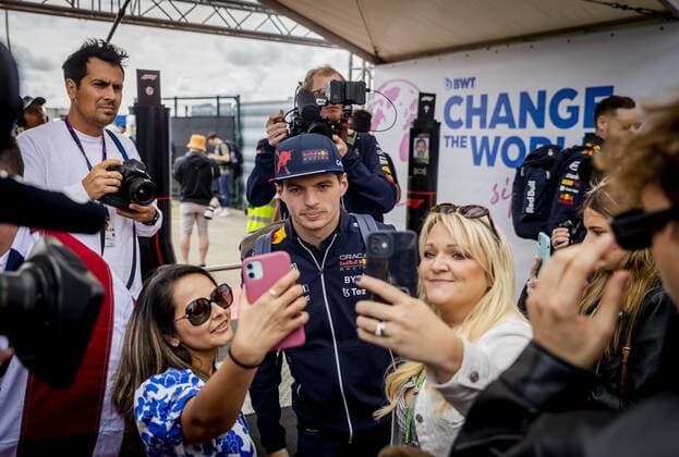 SILVERSTONE Max Verstappen Oracle Red Bull Racing prior to practice 1 leading up to the F1 Grand Prix of Great Britain at Silverstone on July 1, 2022 in Silverstone, England REMKO DE WAAL F1 Grand Prix of Great Britain Practice 1 2022 xVIxANPxSportx xxANPxIVx 451195409 originalFilename: 451195409.jpg